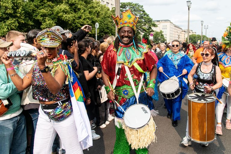 Teilnehmer und Teilnehmerinnen der Umzugsgruppe Furiosa Samba Band
