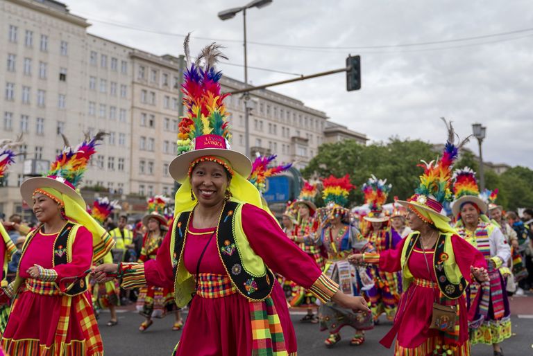 Teilnehmer und Teilnehmerinnen der Umzugsgruppe Grupo Per