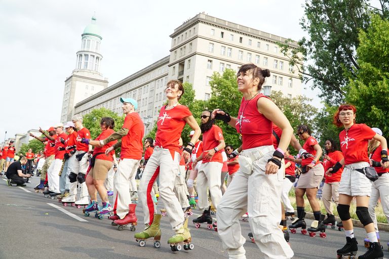 Gruppe Rollers Inc. wärend ihrer Teilnahme am Karneval der Kulturen 2025
