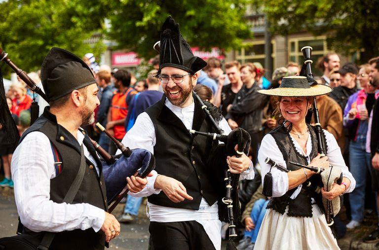 Teilnehmer und Teilnehmerinnen der Umzugsgruppe De Berlin Son
