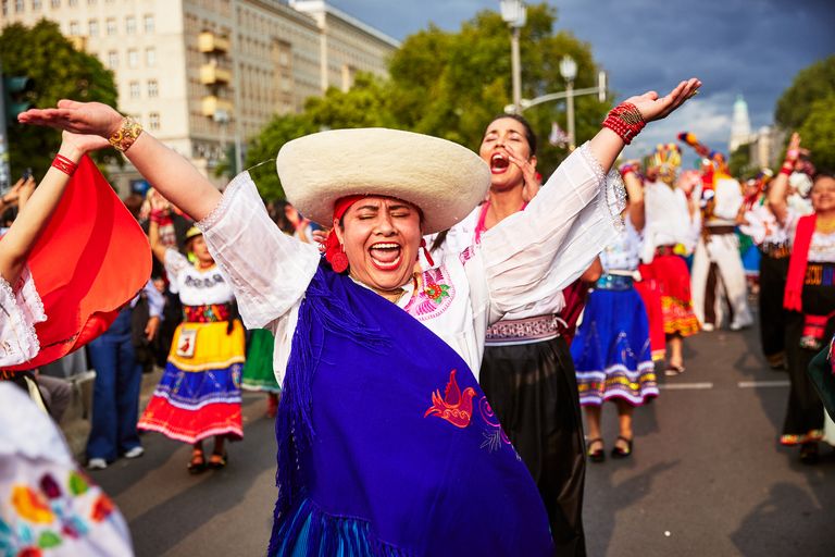 Teilnehmerin der Umzugsgruppe Ecuador Multicolor