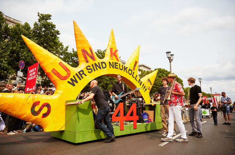 Teilnehmer der Umzugsgruppe Sunkidz - wir sind Neukölln wärend ihrer Teilnahme am Karneval der Kulturen 202