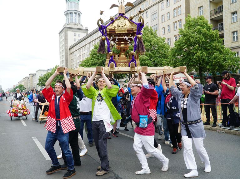 Teilnehmer der Umzugsgruppe Kashiwa-Ren e.V. während des Straßenumzugs 2025