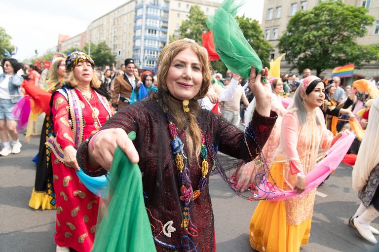 Teilnehmerin der Umzugsgruppe Lurische (Iran) Kulturgruppe Ilyad
