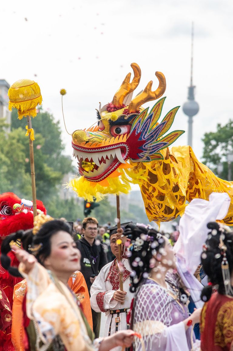 Foto zeigt einen Ausschnitt der Umzugsgruppe Hello China bei ihrer Teilnahme am Karneval der Kulture