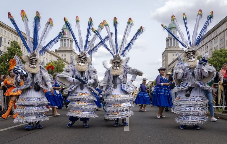 Foto zeigt die Umzugsgruppe BOLIVIEN FOLK