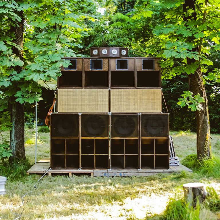 eine große Lautsprecherbox
