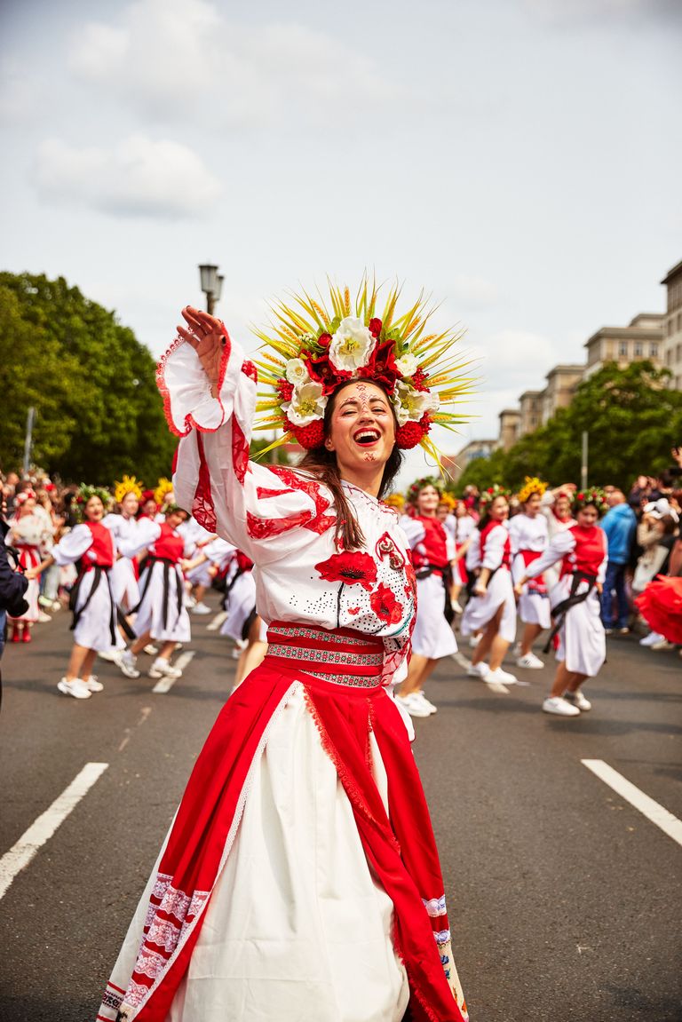 Teilnehmerinnen der Umzugsgruppe Kul`tura bei ihrer Teilnahme am Straßenumzug 202