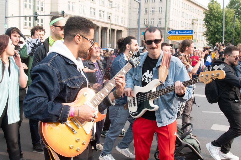 Teilnehmer der Umzugsgruppe 12 Volt bei ihrer Teilnahme am Umzug 2025