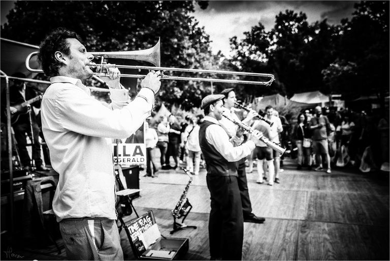 Das Foto zeigt Männer, die auf Blasinstrumenten spielen.