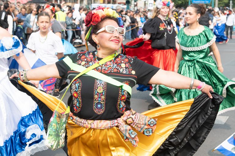 Teilnehmerinnen der Umzugsgruppe Flor de Fuego Izalco mit Luna Sol MIT LUNA SOL