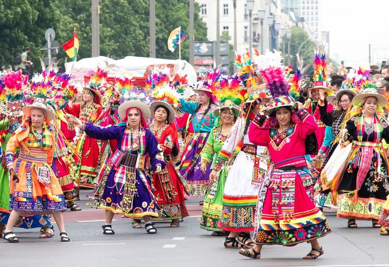 Teilnehmer und Teilnehmerinnen der Umzugsgruppe Org. por Bolivia wärend der Teilnahme am Karneval der Kulturen