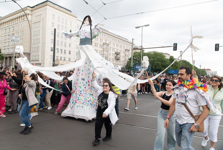 Teilnehmer der Gruppe Rahaavi - Tänze aus Iranzamin bei ihrer Teilnahme am Karneval der Kulturen