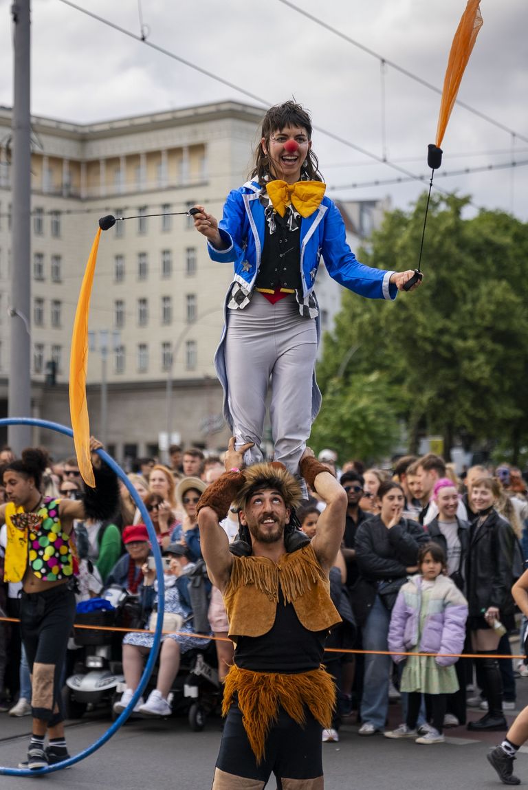 Foto zeigt die Umzugsgruppe CABUWAZI