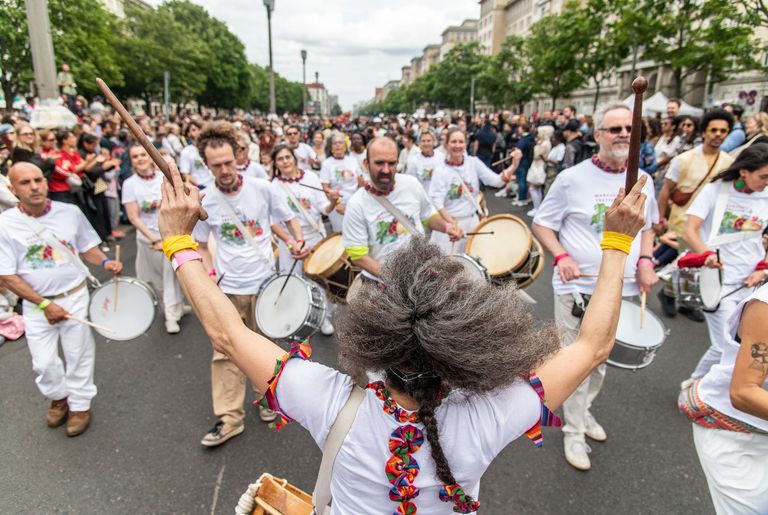 Umzugsgruppe Maracatu Treffen bei ihrer Teilnahme am Straßenumzug 2025