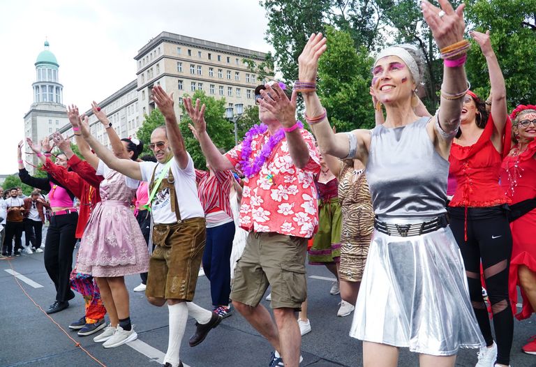 Foto zeigt die Umzugsgruppe AMISTAD SALSERA