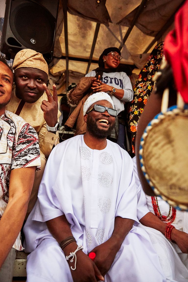 Teilnehmerin der Umzugsgruppe Egbe Omo Odududwa