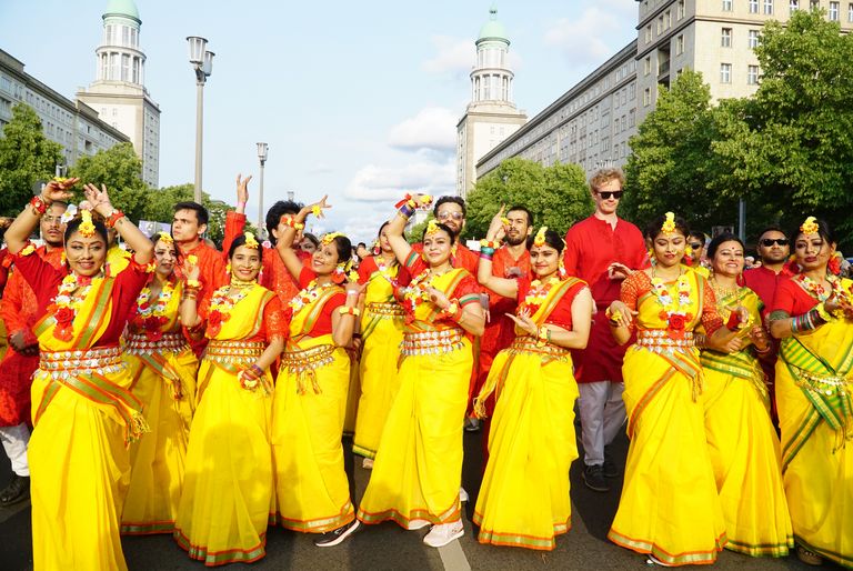 Foto zeigt die Umzugsgruppe BENGALISCHES KULTURFORUM