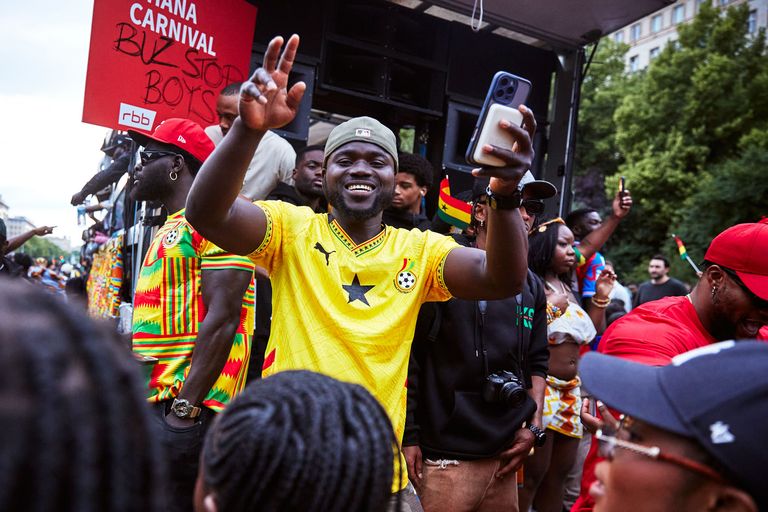 Teilnehmer und Teilnehmerinnen der Umzugsgruppe Ghana Carnival