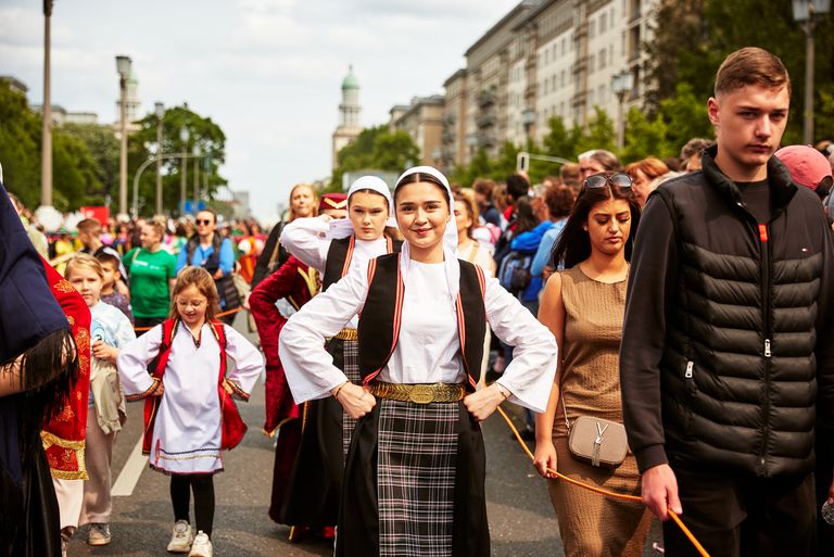 Foto zeigt Umzugsgruppe KUD LJILJANI e.V.