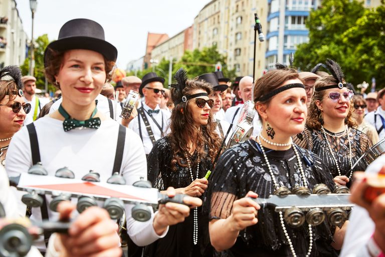 Teilnehmer der Gruppe Sapucaiu no Samba bei ihrer teilnahme am Straßenumzug 2025