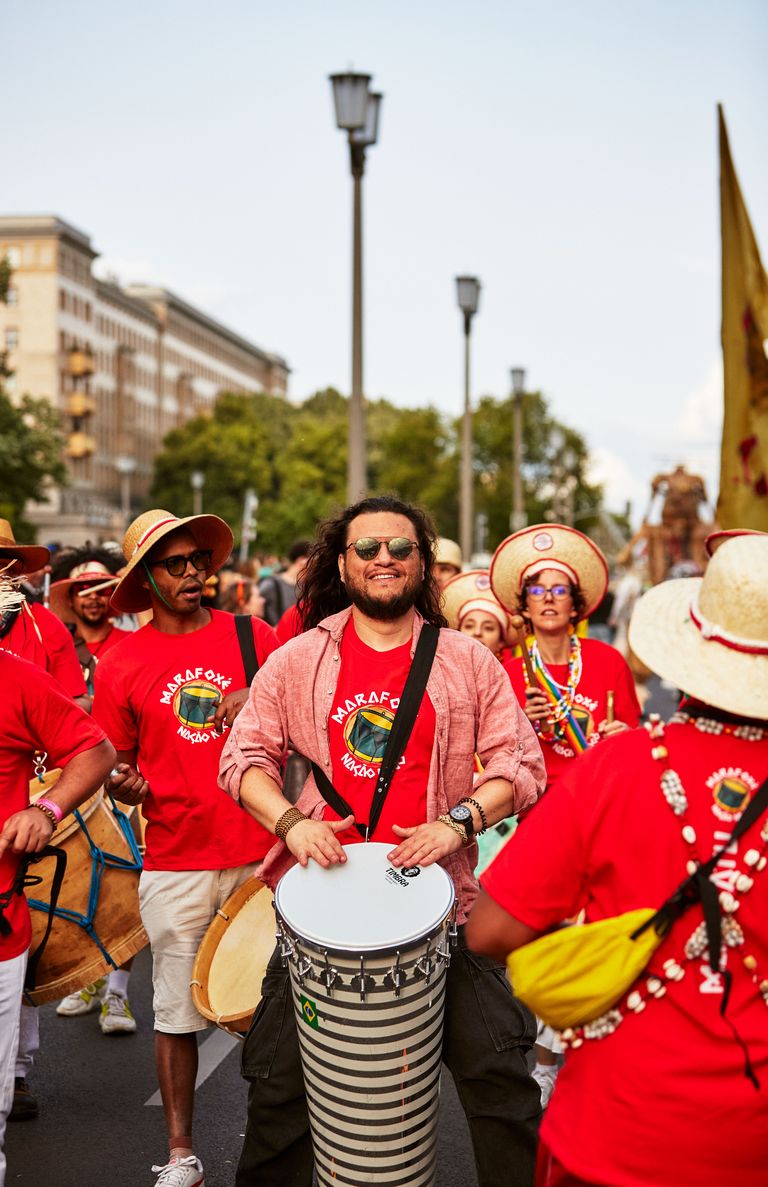 Teilnehmer der Gruppe Marafoxe nacao Nago bei der Teilnahme am Umzug 205