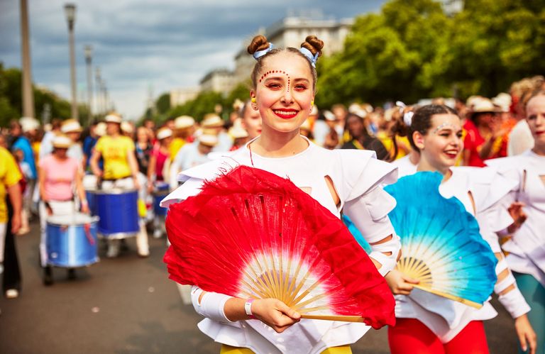 Foto zeigt die Umzugsgruppe BLOCO EXPLOSÃO & STEP BY STEP