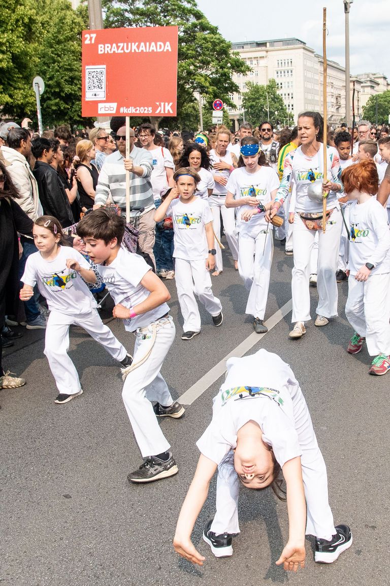Foto zeigt die Umzugsgruppe BRAZUKAIADA