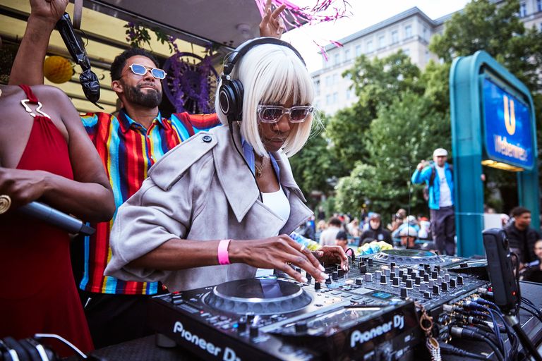 Teilnehmer und Teilnehmerinnen der Umzugsgruppe Freak de l'Afrique