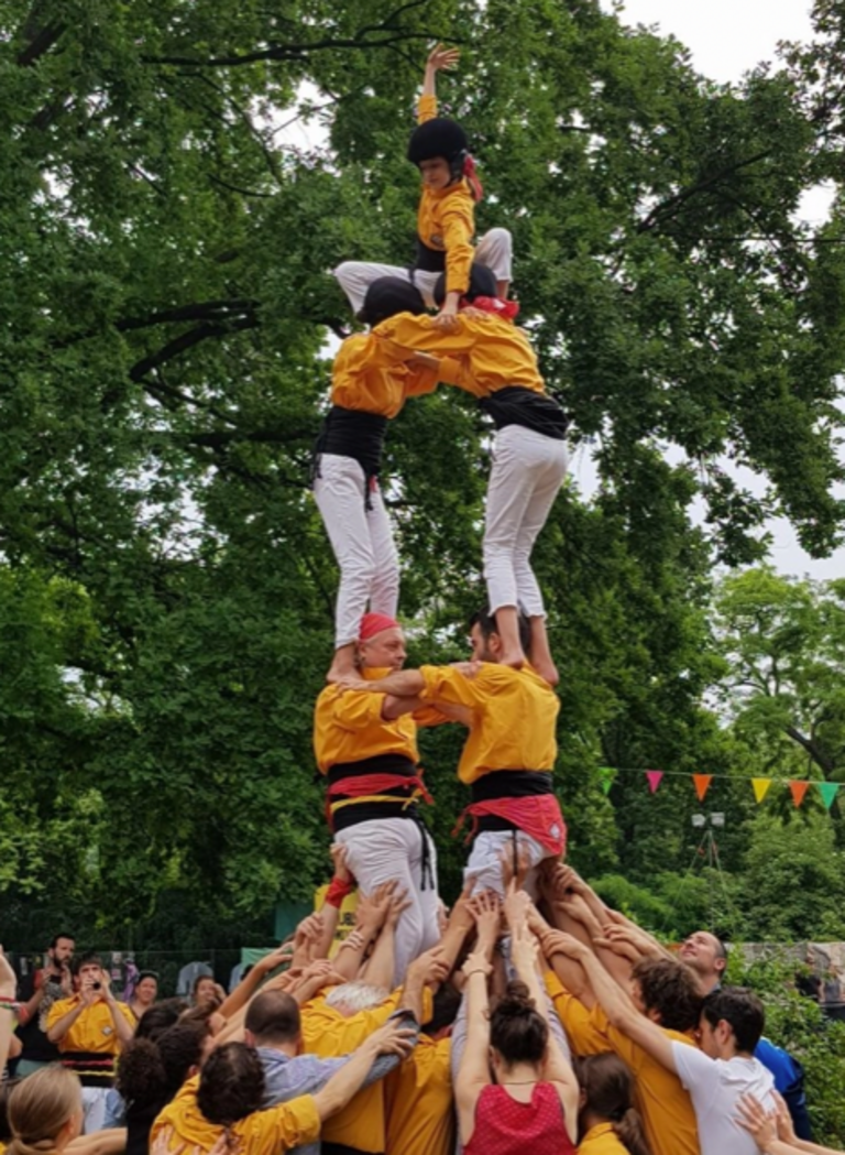Foto zeigt Menschen, die aufeinander stehen