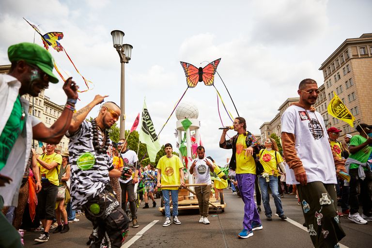 Teilnehmer der Umzugsgruppe 100% Tempelhofer Feld bei ihrer Teilnahme am Straßenumzug 2025