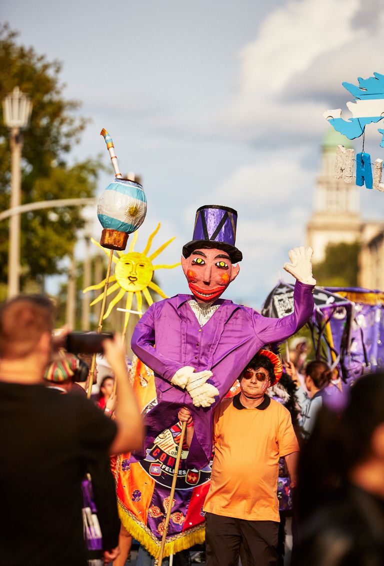 Teilnehmer der Umzugsgruppe Murga El Ocasode los Dioses und Los Comeats Bielefeld