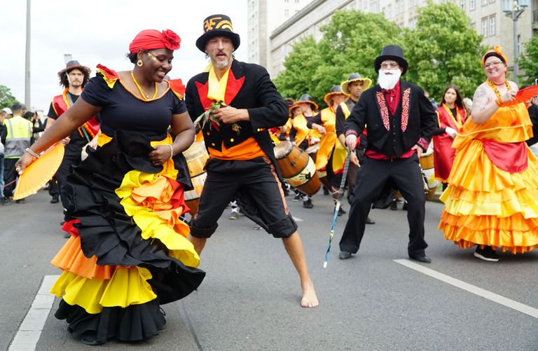 Teilnehmer und Teilnehmerinnen der Umzugsgruppe TOQUEMOS BAJITO & LA PEREGRINA während ihrer Teilnahme am Karneval der Kulturen