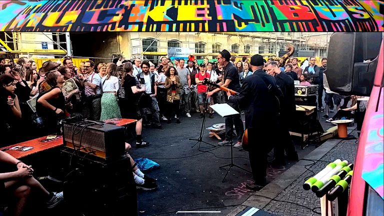 eine Band die musiziert und deren Publikum