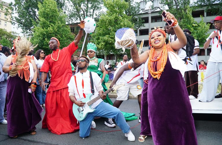 Teilnehmer und Teilnehmerinnen der Umzugsgruppe Jamah Africa Bongo während ihrer Teilnahme am Straßenumzug des Karneval der Kulturen