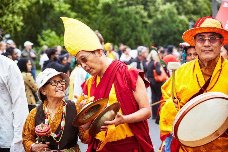Teilnehmer der Gruppe Verein der Tibeter in Deutschland e.V. während der Teilnahme am Karneval der Kulturen 2025  