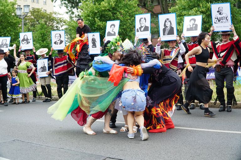 Teilnehmer und Teilnehmerinnen der Umzugsgruppe Grupo Chile während ihrer Performance beim Straßenumzug des Karneval der Kulturen 2025