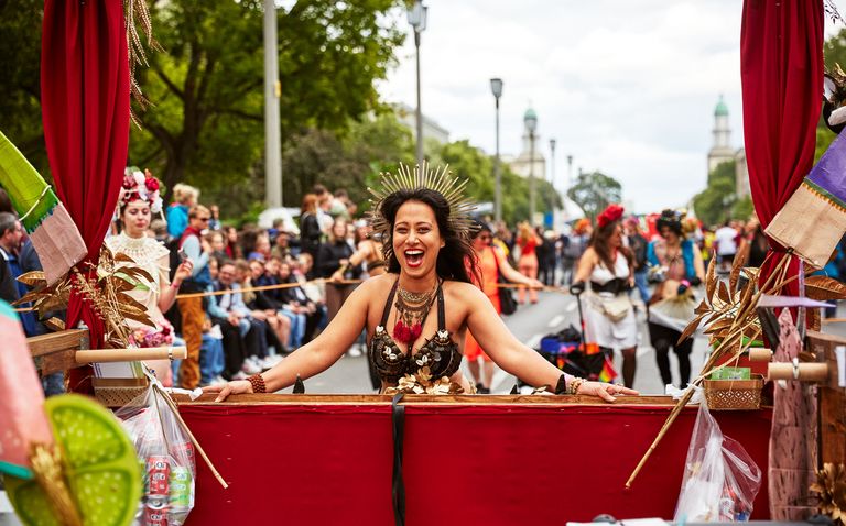 Foto zeigt die Umzugsgruppe BERLIN BURLY TRIBE