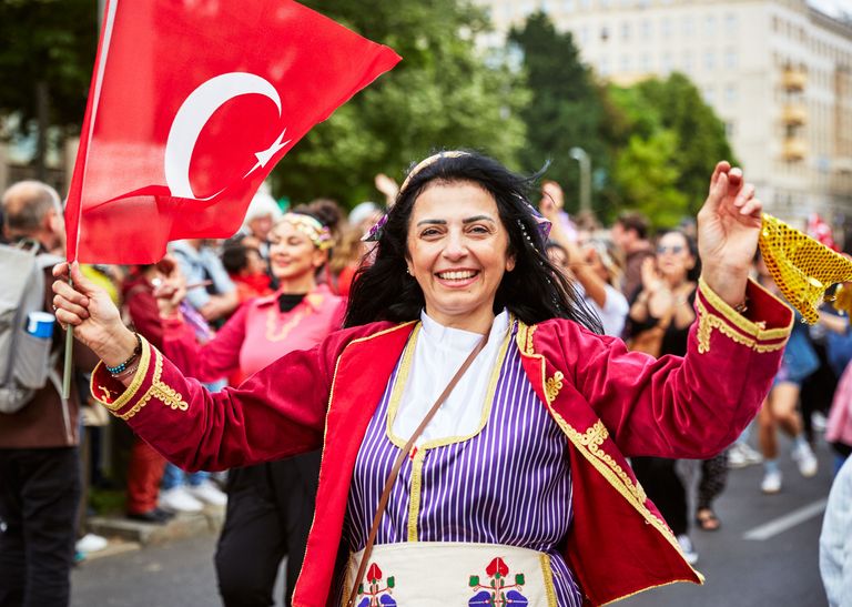 Teilnehmerin der Umzugsgruppe Saya Berlin während der Teilnahme am Karneval der Kulturen 2025