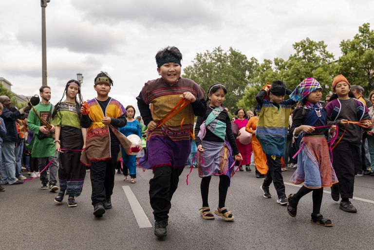 Kinder der Gruppe XINH bei ihrer Teilnahme am Karneval der Kulturen 2025