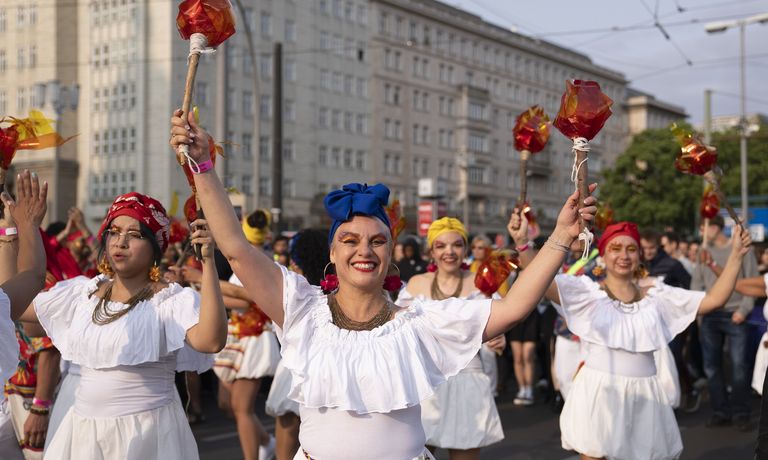 Teilnehmerinnen der Umzugsgruppe Colombia Carnaval