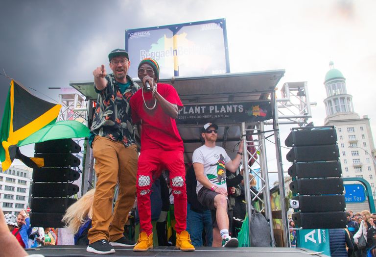 Gruppe ReggaeInBerlin.de während ihrer Teilnahme am Karneval der Kulturen 2025