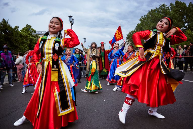 Teilnehmerinnen der Gruppe Vibration e.V. während der Teilnahme am Karneval der Kulturen 2025