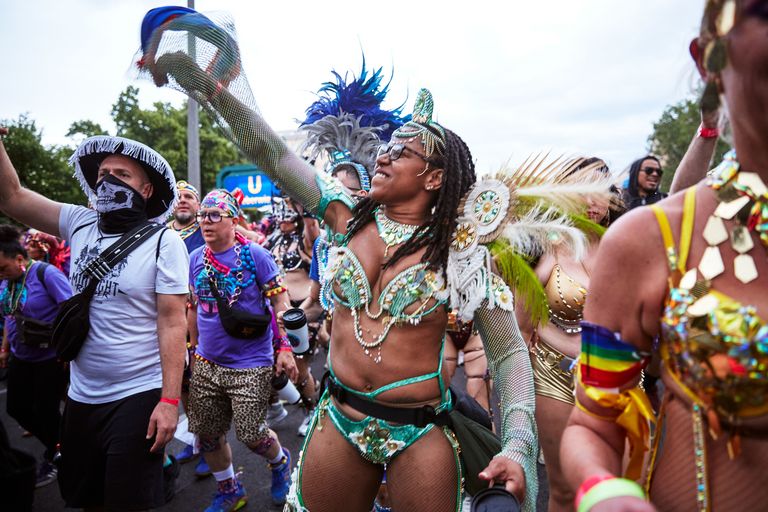 Teilnehmer der Umzugsgruppe Carnival Explosion